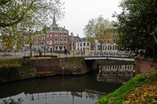 812494 Gezicht op de Weerdbrug over de Stadsbuitengracht te Utrecht, vanaf de Weerdsingel O.Z., met op de achtergrond ...